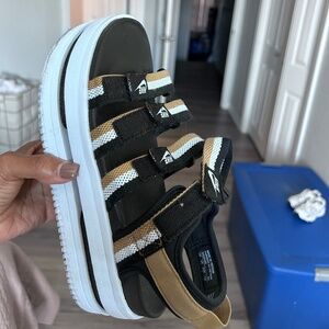 Nike women’s Icon Classic Platform Sandal
